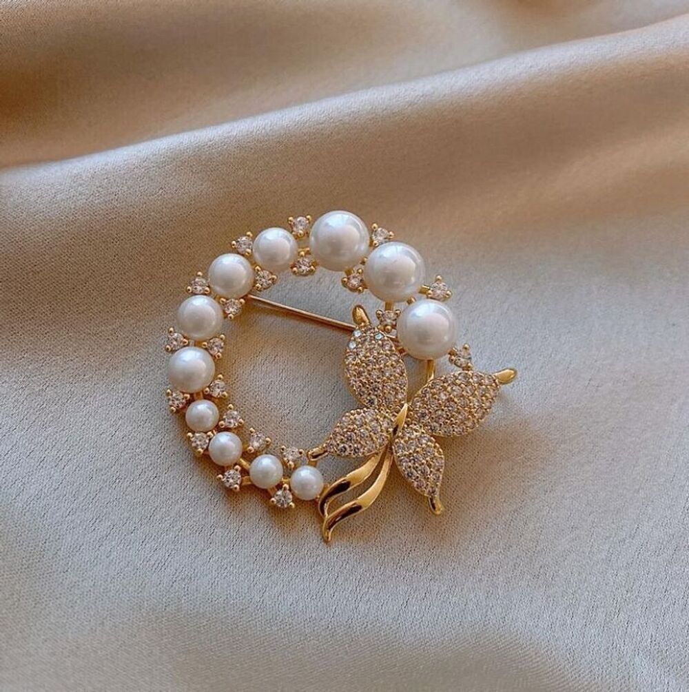 Sweet Butterfly Small Brooch Gold Tone Rhinestones Faux Pearl Wedding Lapel Pin